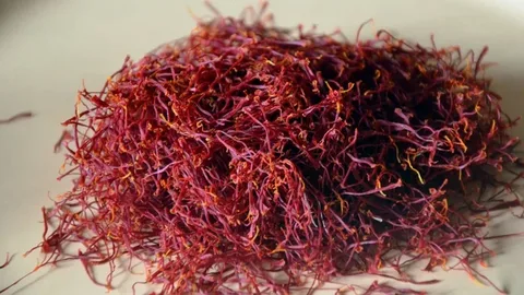 تصویر 4 از زعفران استهبان ممتاز با رشته‌ های قرمز و مناسب انواع غذا و شیرینی